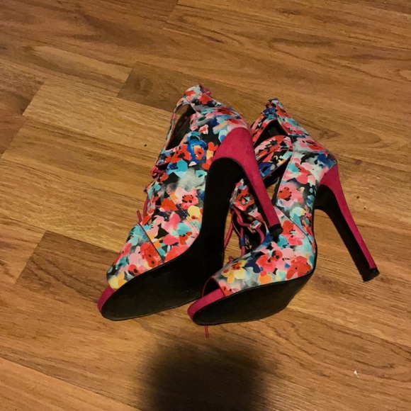 Beautiful Multi Color Size 7 Ladies High Heel Shoes - Picture 4 of 5